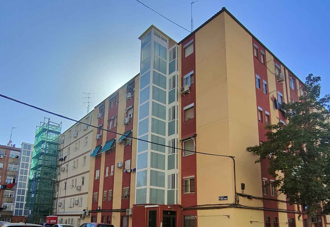 Edificios antiguos en Madrid con ascensores por la fachada gracias al Plan Rehabilita Madrid 2023