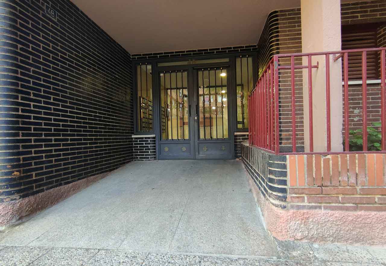 Rampa en portal de Madrid gracias al Plan Rehabilita Madrid 2023